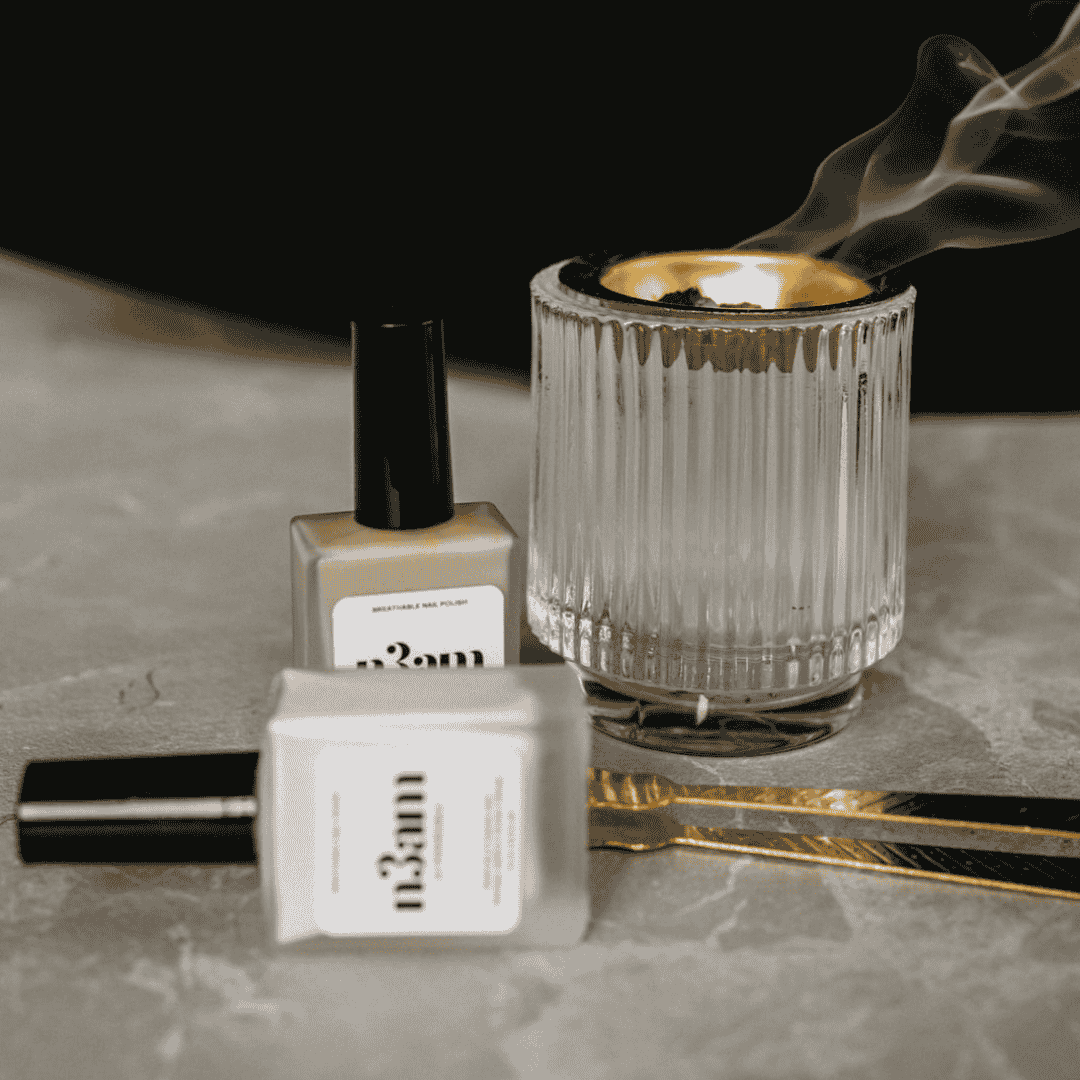 Vernis Halal-Friendly posés sur une table en marbre à côté d'un encensoir