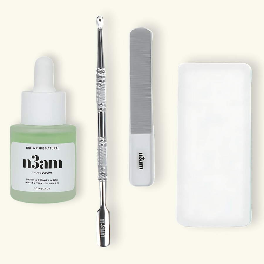 Kit de soin pour ongles naturels comprenant une huile pour cuticule, un coupe-cuticule, une lime à ongles en verre adaptées aux ongles naturels et un tampon polisseur.