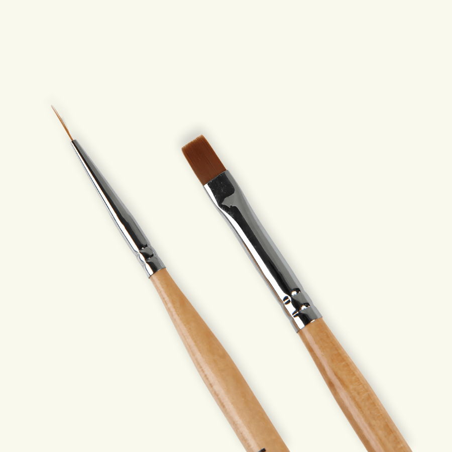 Zoom sur un Set de deux pinceaux pour nail art pour vernis à ongles perméables et halal. L'un à une Brosse plate, l'autre un pinceau fin pour détails. Idéal pour les finitions et french manucure perméable