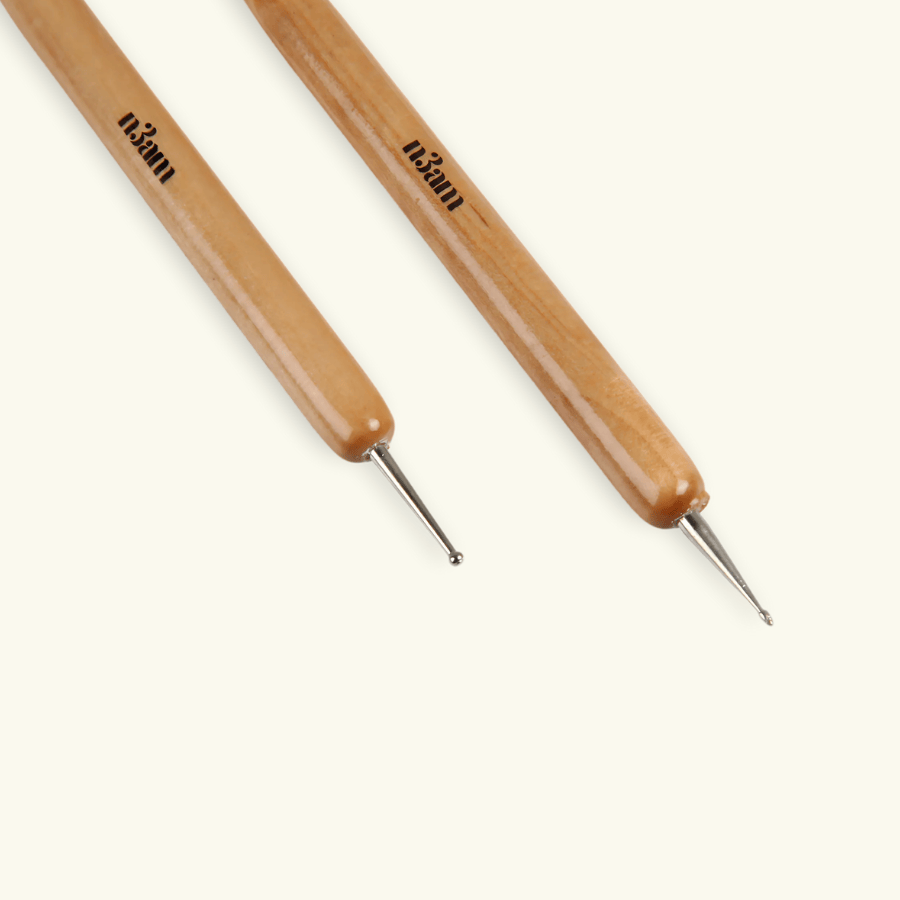 Set de deux dootings tools pour nail art pour vernis à ongles perméables et halal. L'un est en forme de rond l'autre en forme de pointe pour une création infinie. Idéal pour les points, coeurs, fleurs et autres dessins ainsi que une french manucure perméable