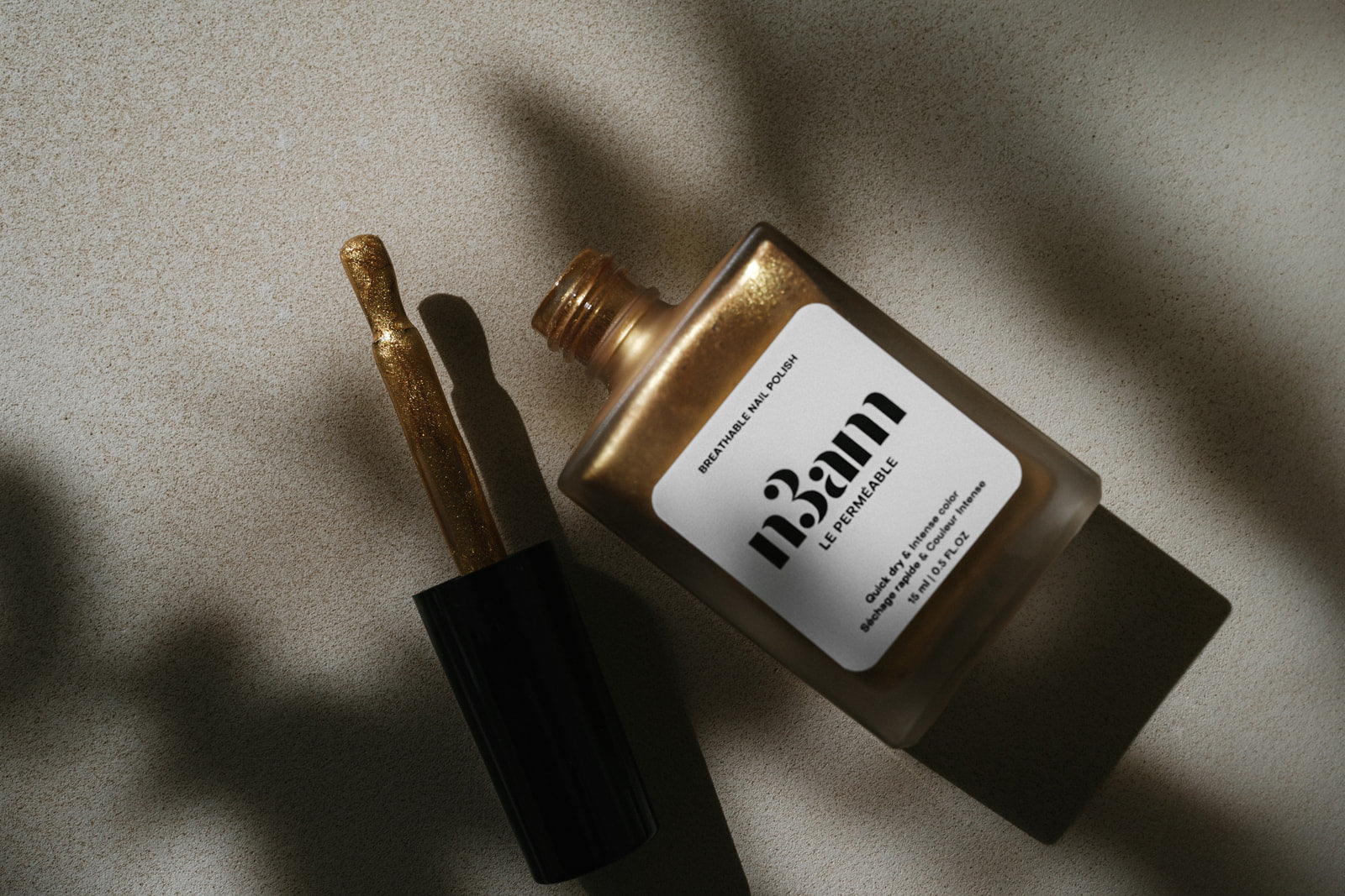 Flacon de vernis perméable or de la marque n3am