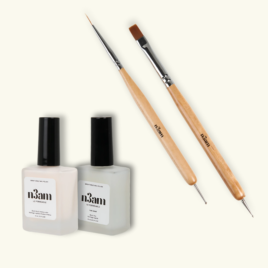 Photo d'un kit de french manucure halal avec un vernis perméable blanc, un transparent et des pinceaux nail art
