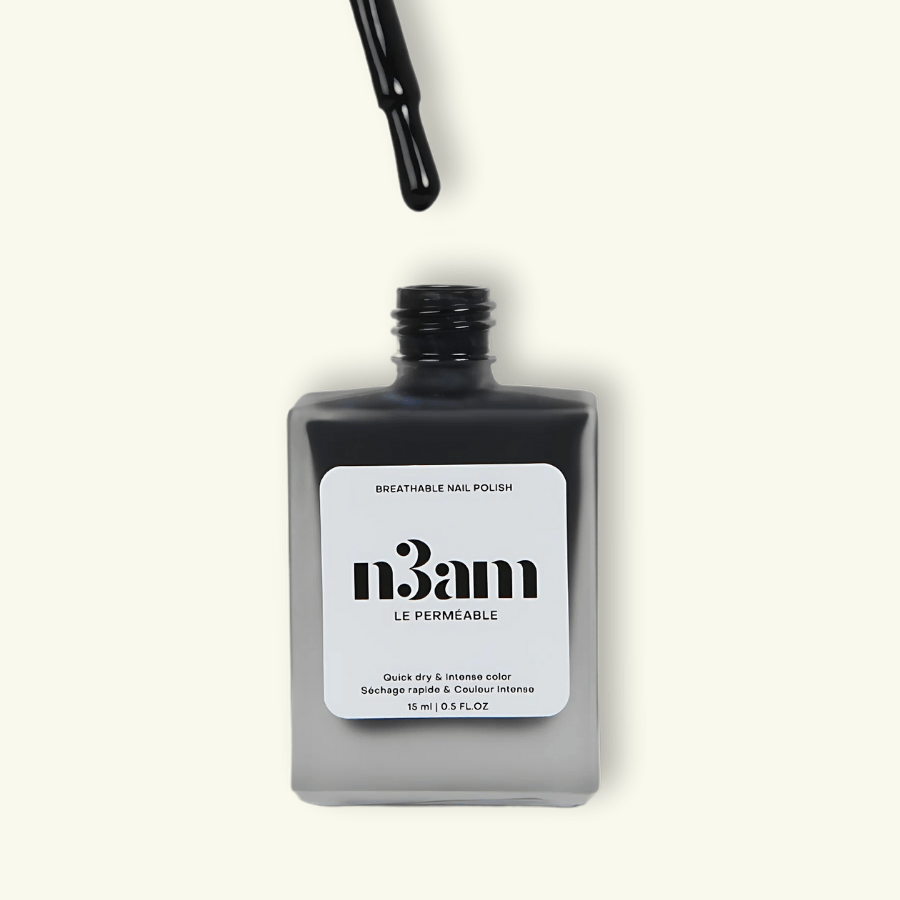 Vernis à ongles halal et perméable noir intense de la marque n3am