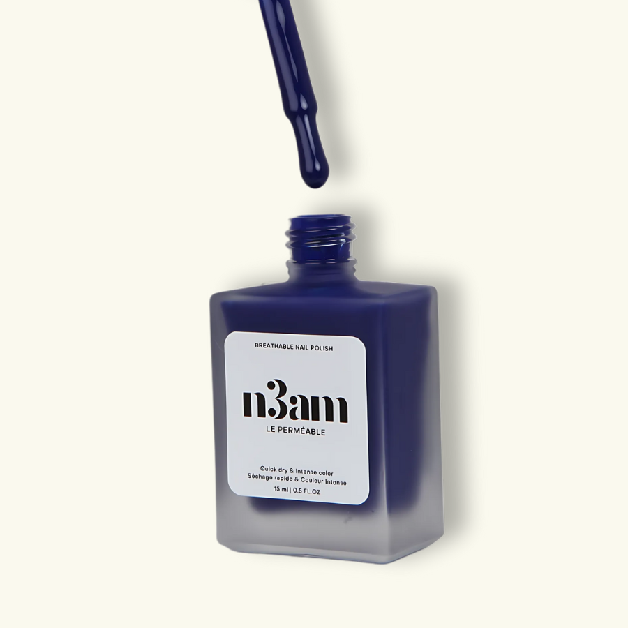 Pinceau sorti d'un flacon de vernis halal bleu majorelle de la marque n3am