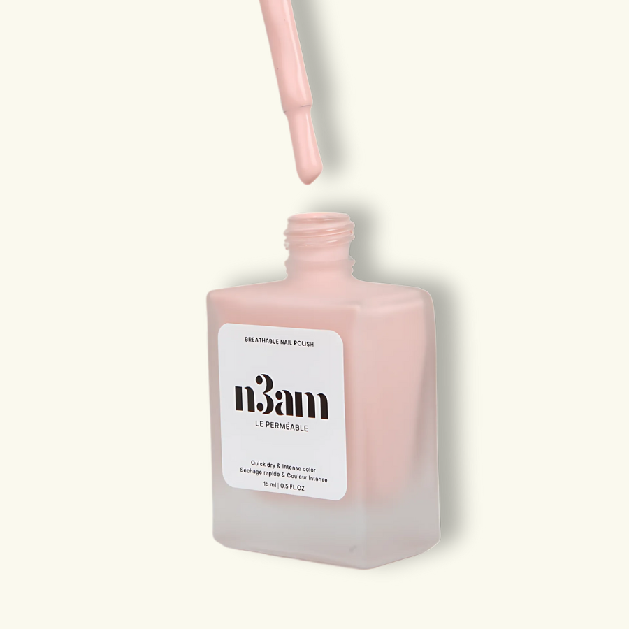 Flacon avec pinceau sorti de vernis halal nude de la marque n3am
