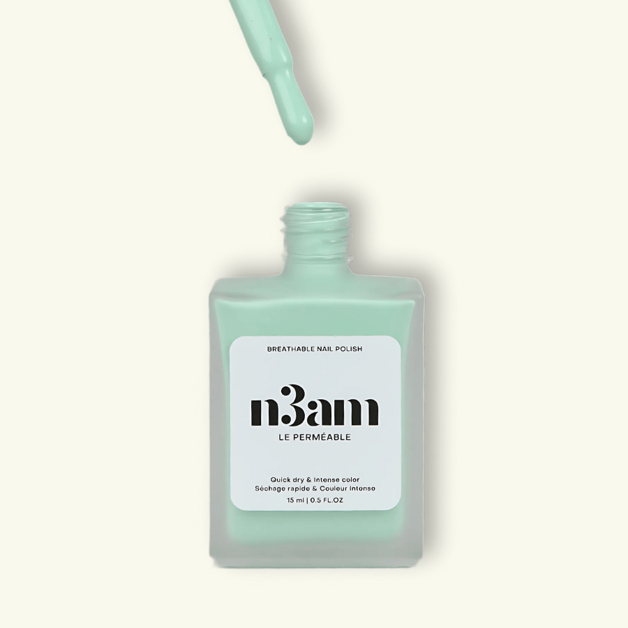 Flacon de vernis à ongles perméable et halal vert pastel de la marque n3am