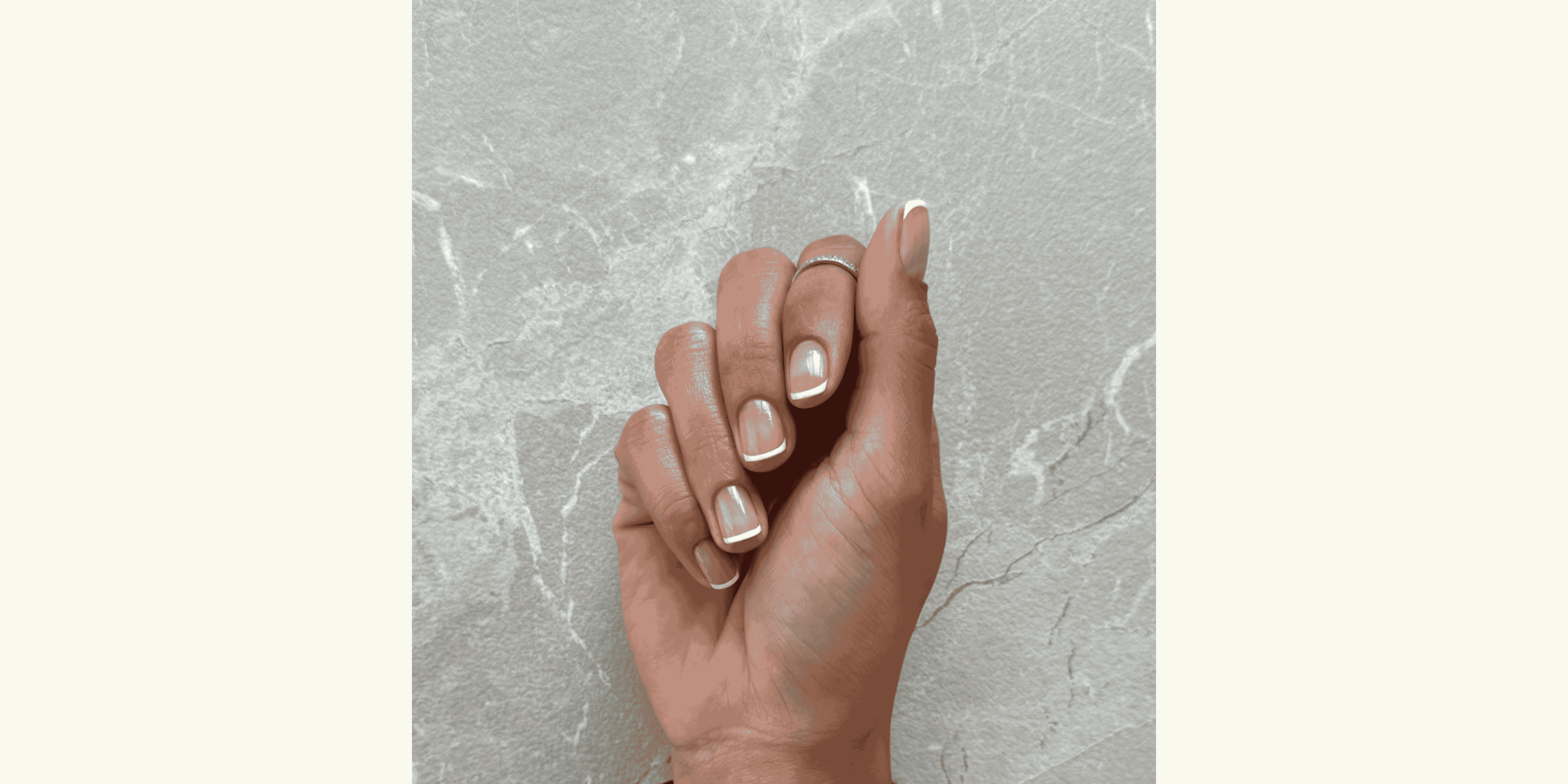 photo d'une main de femme après application de vernis perméable, elle a une belle french manucure