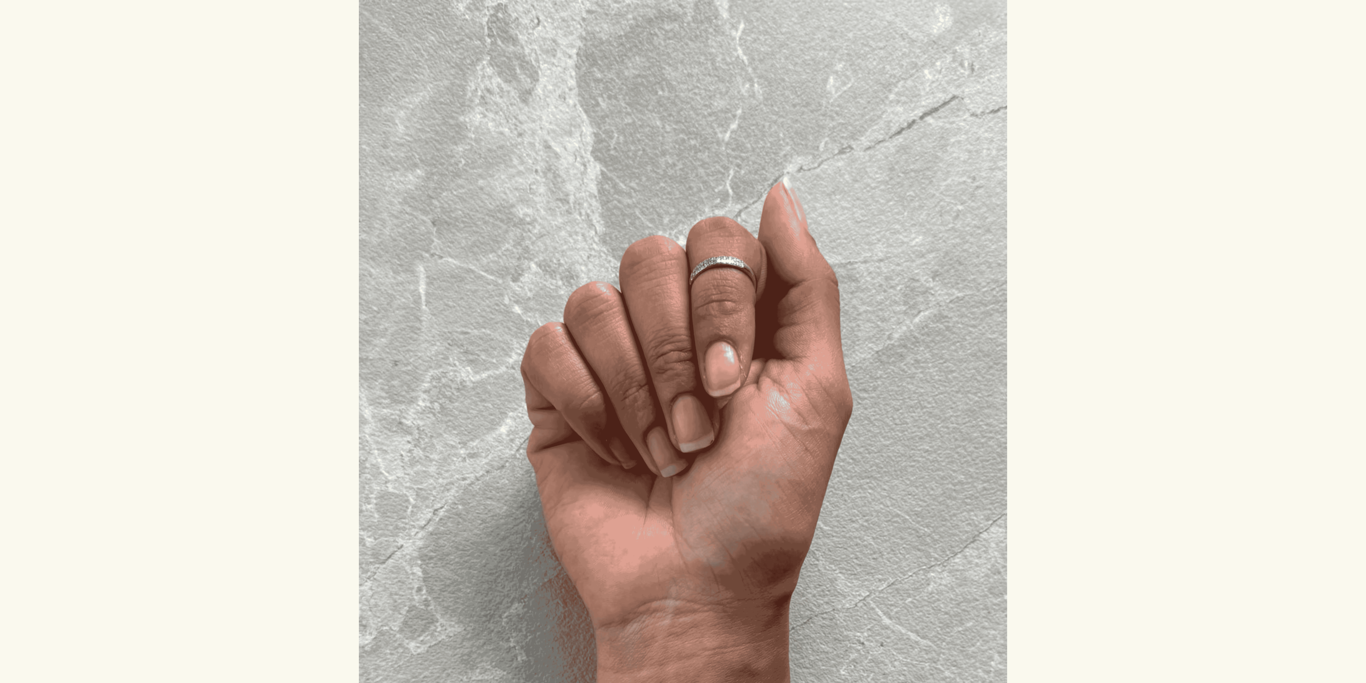 photo d'une main avant application de vernis perméable